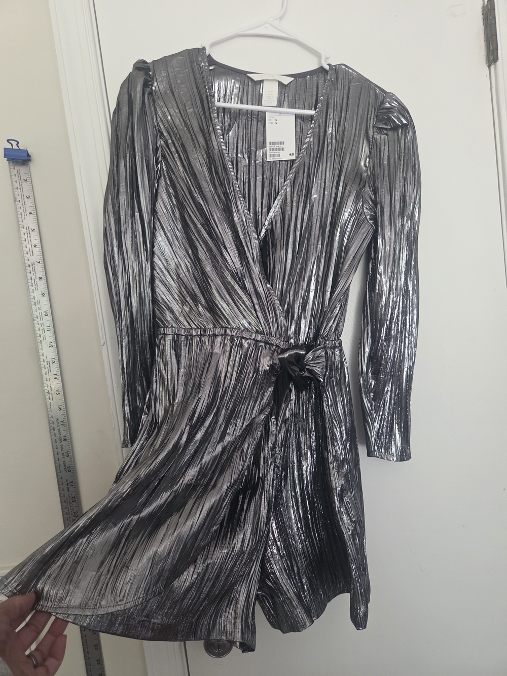 NWT H&M Metallic Silver Plissé Long Sleeve True Wrap Romper M - Picture 2 of 6